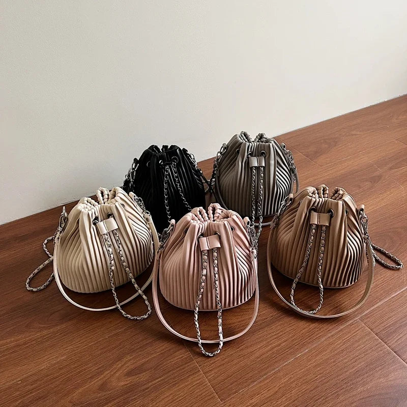 Czarna Torebka Damska Worek – Elegancka Torebka na Ramię i Crossbody z Ekoskóry