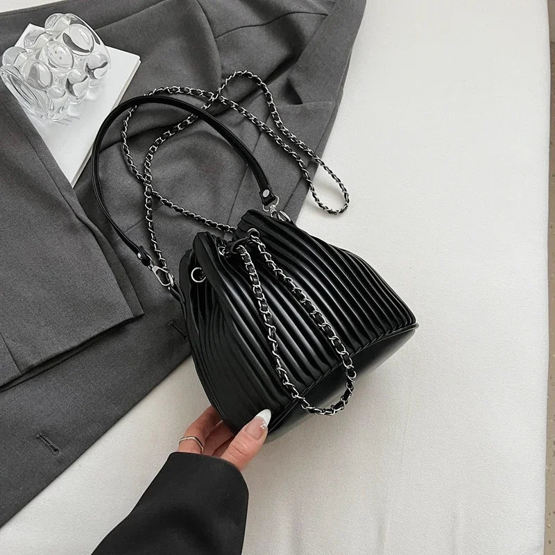 Czarna Torebka Damska Worek – Elegancka Torebka na Ramię i Crossbody z Ekoskóry