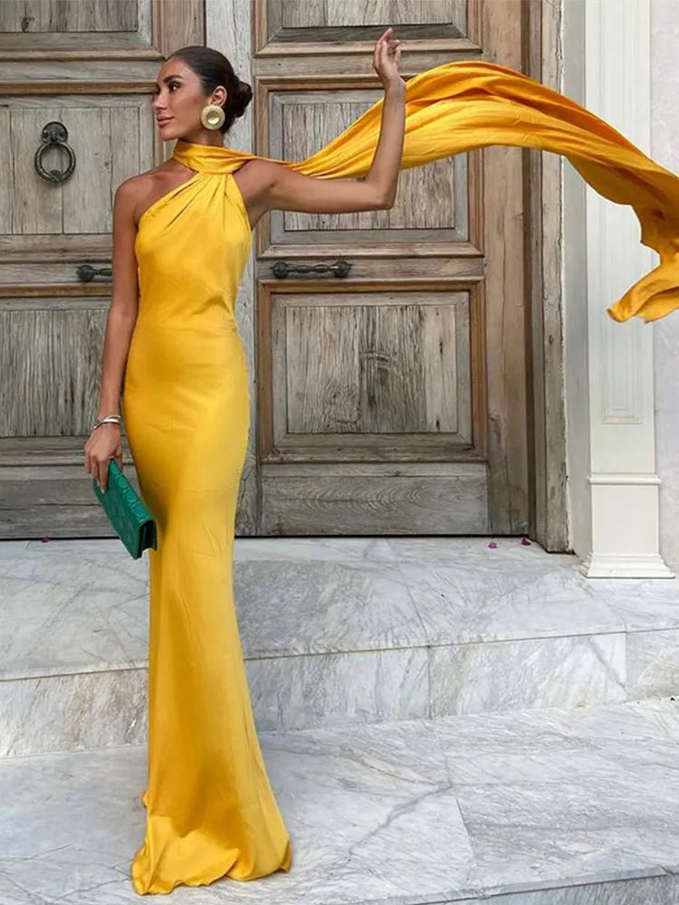 Elegancka Sukienka Maxi z Wiązaniem na Szyi i Odkrytymi Plecami
