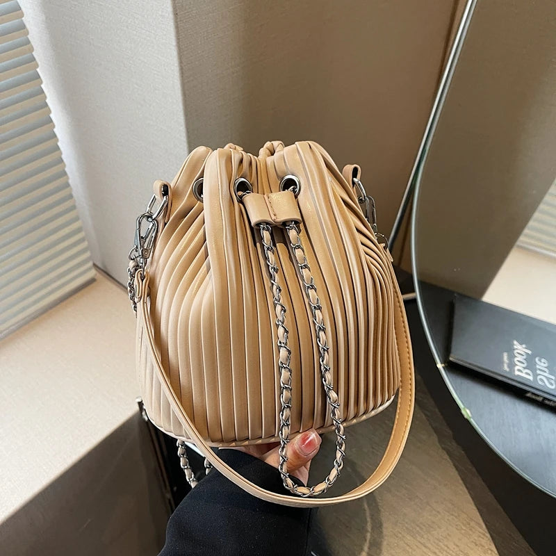 Czarna Torebka Damska Worek – Elegancka Torebka na Ramię i Crossbody z Ekoskóry