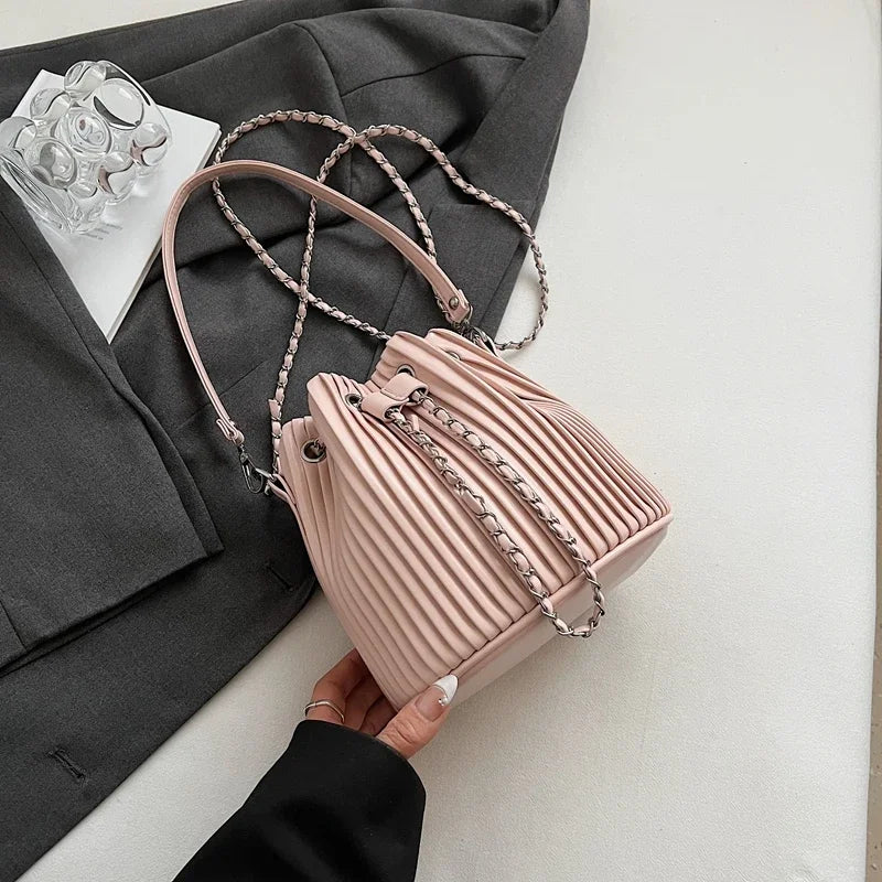 Czarna Torebka Damska Worek – Elegancka Torebka na Ramię i Crossbody z Ekoskóry