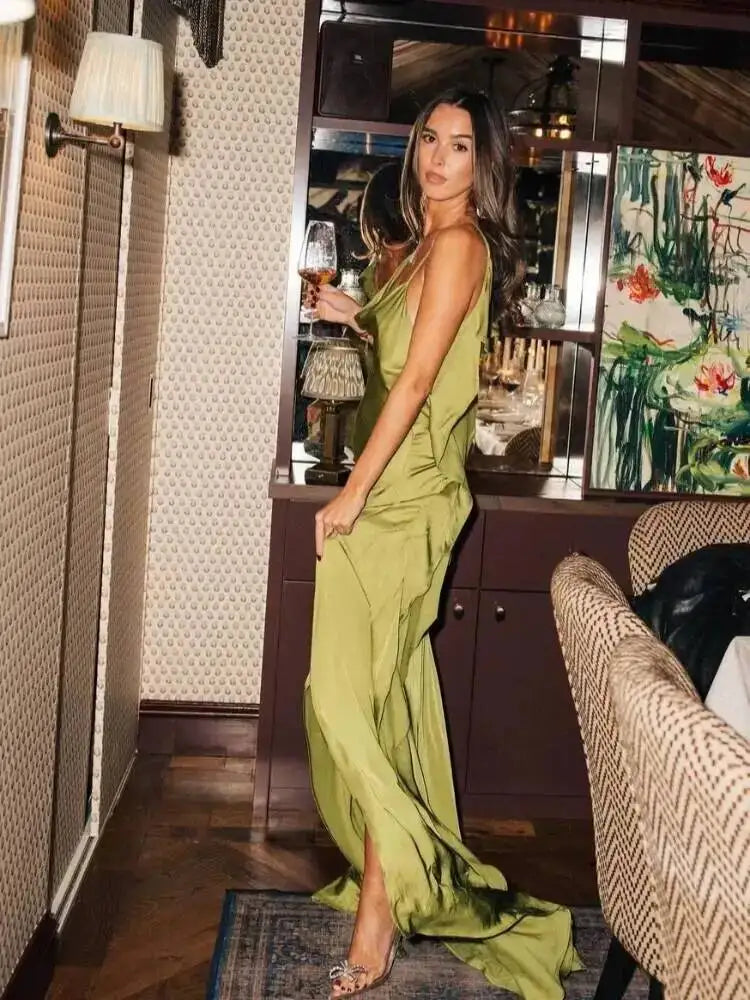 Elegancka Satynowa Sukienka Maxi z Rozcięciem i Odkrytymi Plecami