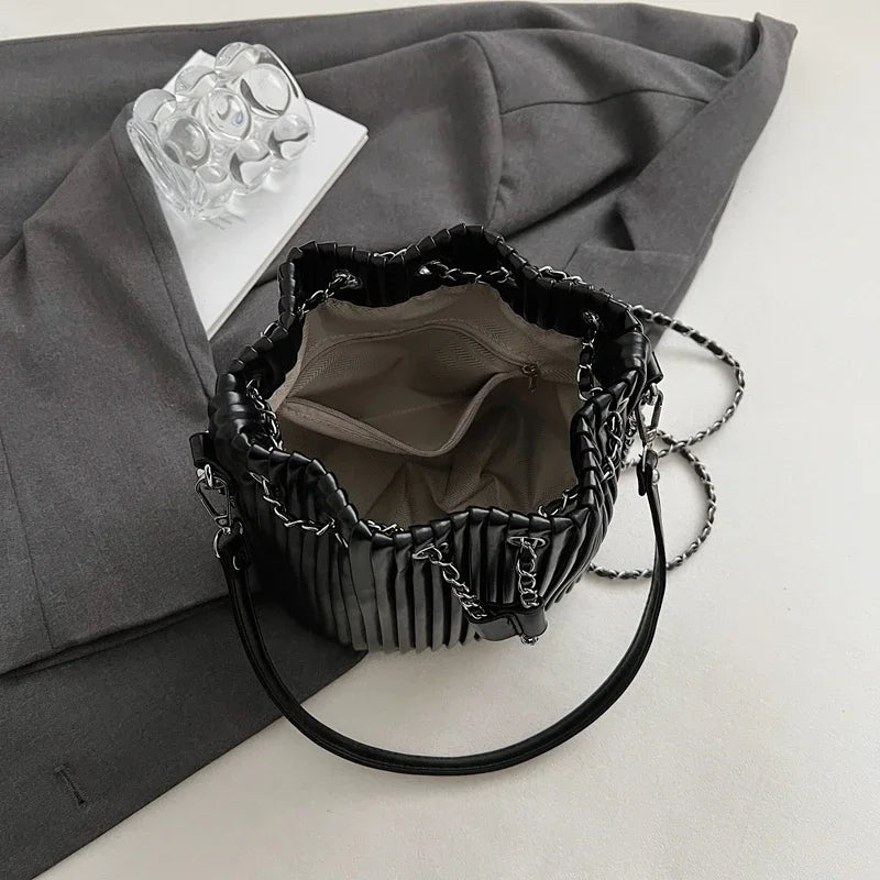 Czarna Torebka Damska Worek – Elegancka Torebka na Ramię i Crossbody z Ekoskóry