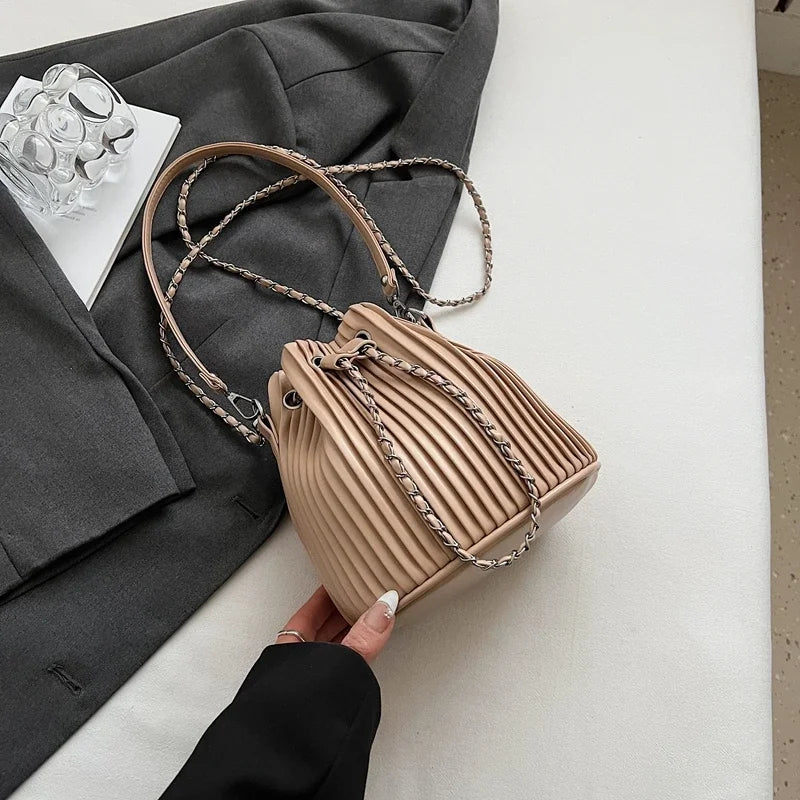Czarna Torebka Damska Worek – Elegancka Torebka na Ramię i Crossbody z Ekoskóry