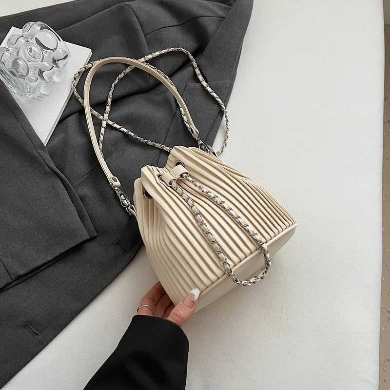 Czarna Torebka Damska Worek – Elegancka Torebka na Ramię i Crossbody z Ekoskóry