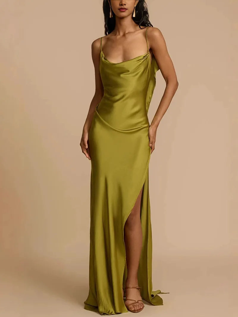 Elegancka Satynowa Sukienka Maxi z Rozcięciem i Odkrytymi Plecami