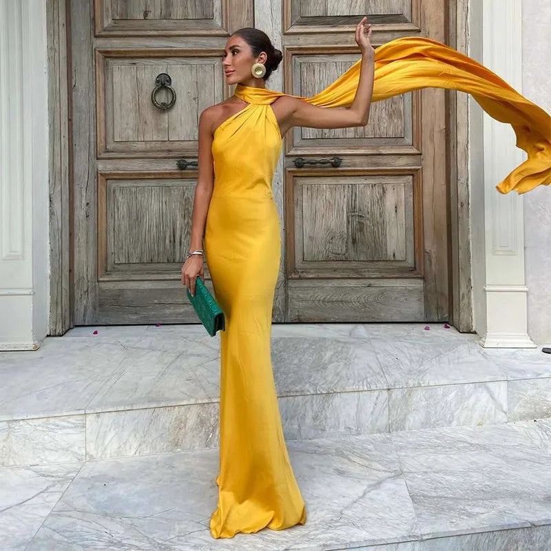 Elegancka Sukienka Maxi z Wiązaniem na Szyi i Odkrytymi Plecami