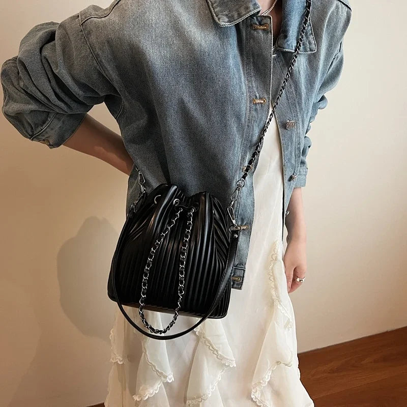 Czarna Torebka Damska Worek – Elegancka Torebka na Ramię i Crossbody z Ekoskóry