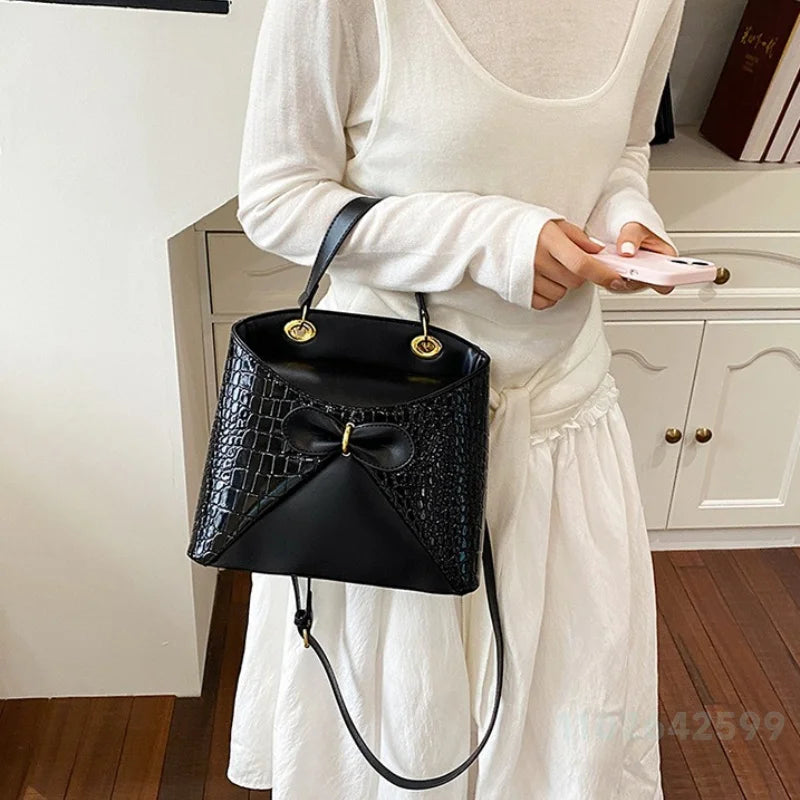 Elegancka damska torebka z kokardą – shopper na ramię i crossbody z ekoskóry