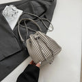 Czarna Torebka Damska Worek – Elegancka Torebka na Ramię i Crossbody z Ekoskóry
