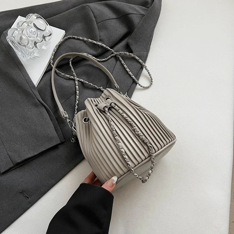 Czarna Torebka Damska Worek – Elegancka Torebka na Ramię i Crossbody z Ekoskóry