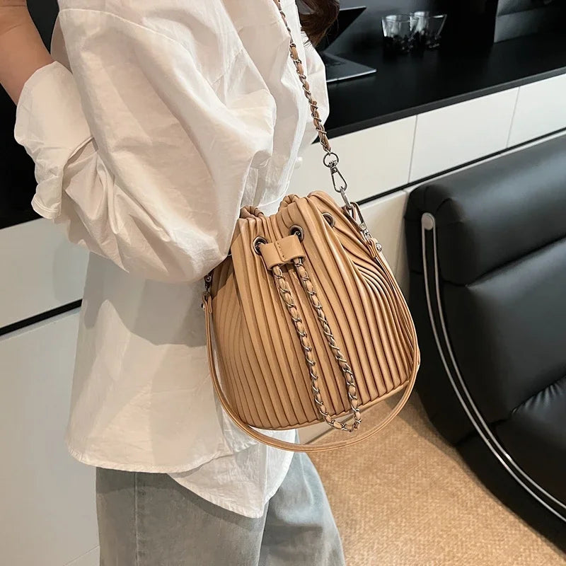 Czarna Torebka Damska Worek – Elegancka Torebka na Ramię i Crossbody z Ekoskóry
