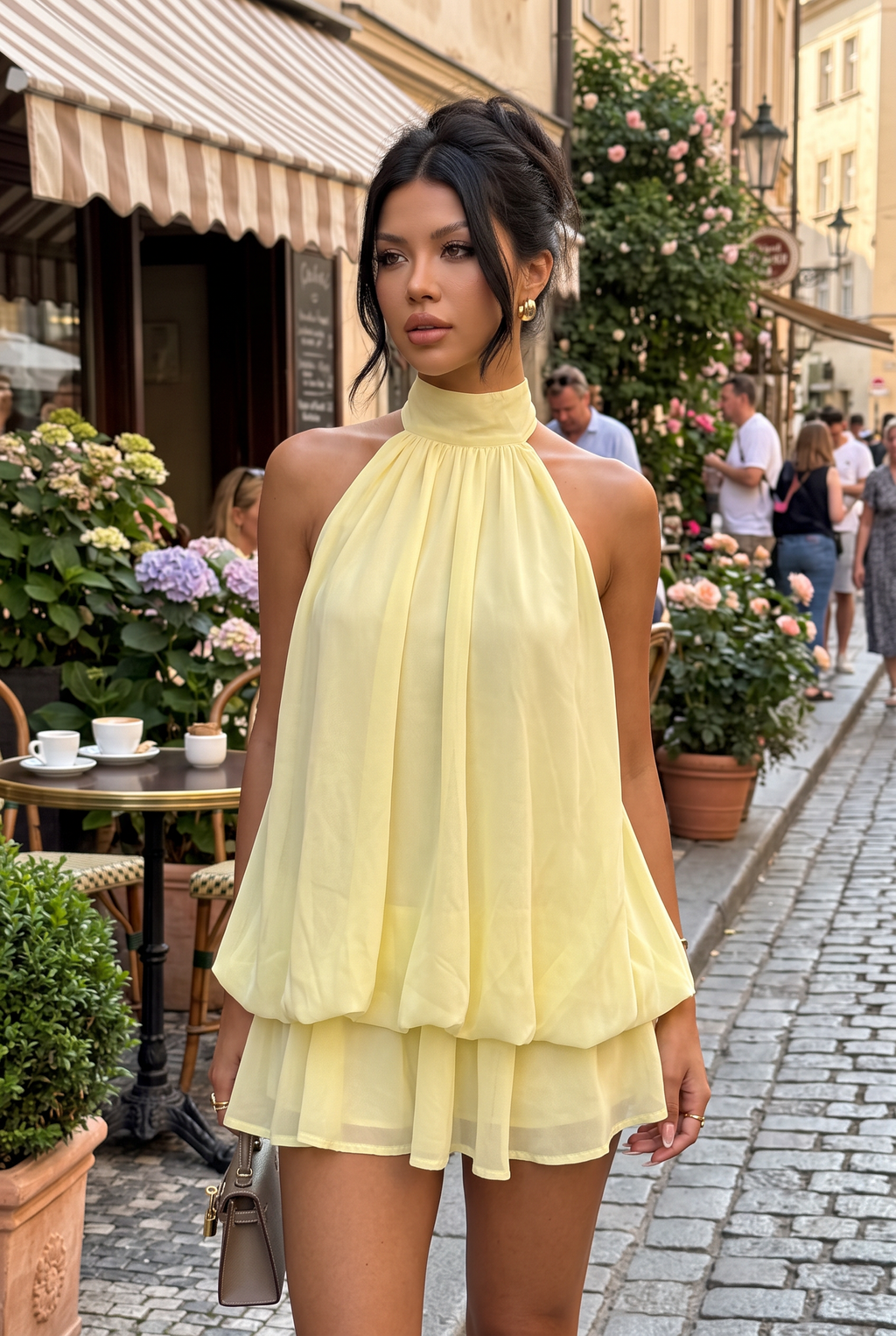 Elegancka Sukienka Mini z Wiązaniem na Szyi i Odkrytymi Plecami