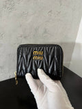 Elegancki i stylowy portfel Miu Miu