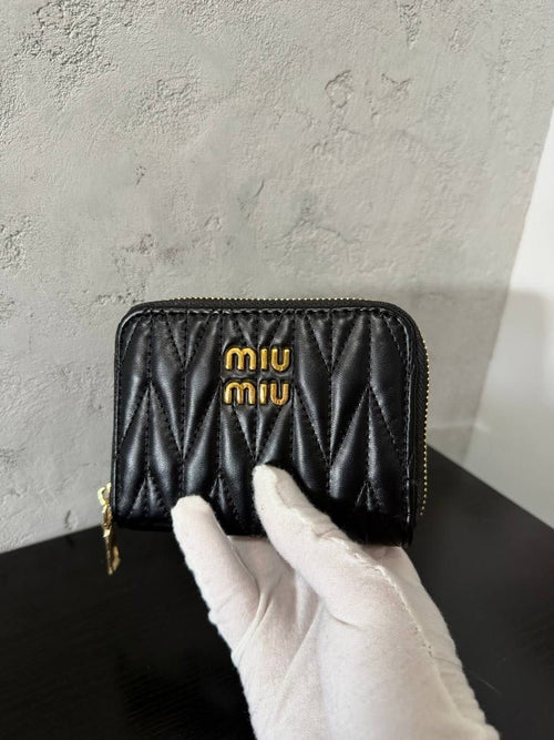 Elegancki i stylowy portfel Miu Miu